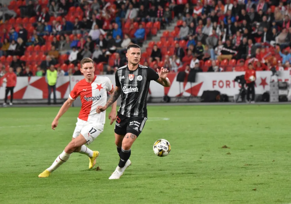 Dynamo poprvé prohrálo venku, Slavia nastřílela šest branek