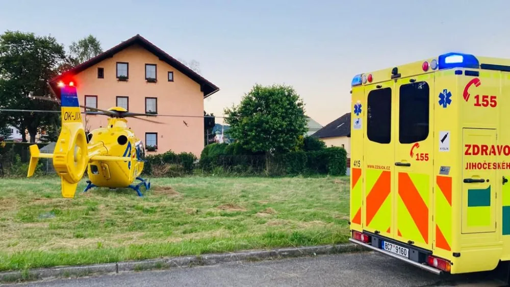 Ženu na elektrické koloběžce srazilo na Českokrumlovsku auto