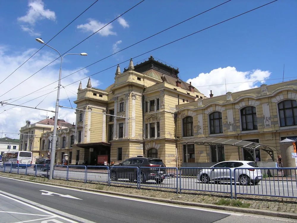 Budova českobudějovické vlakového nádraží.