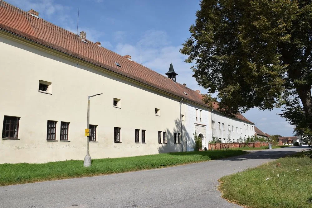 Dvůr Milenovice
