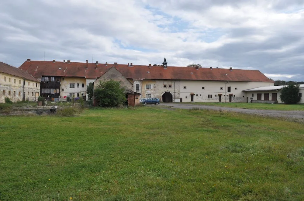 Dvůr Milenovice