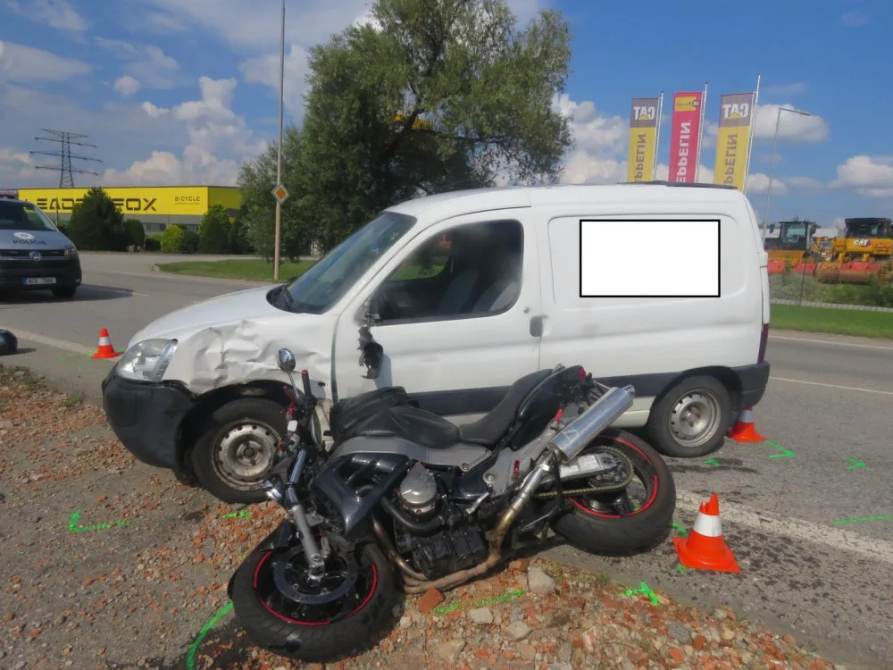 Předjíždějícího motorkáře srazilo osobní auto. Skončil v nemocnici