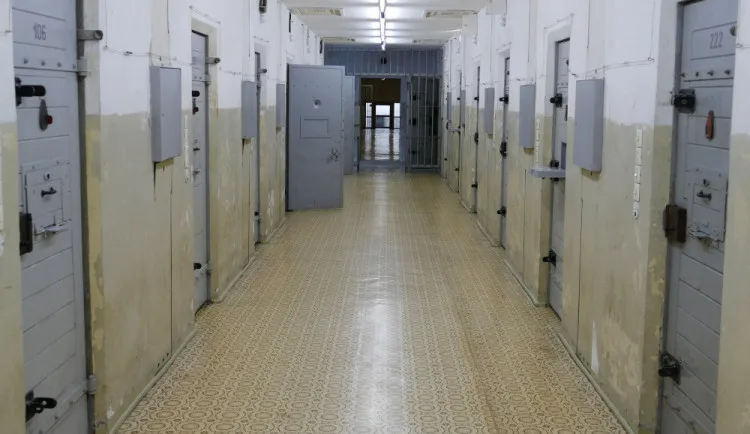 Chtěj jsem ji převychovat, řekl u soudu muž, který ubil svou partnerku. Dostal 15 let vězení