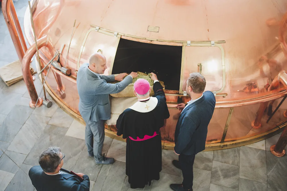 Biskup tradičně požehnal várce ležáku z Budvaru. Lahev poputuje i papežovi do Vatikánu