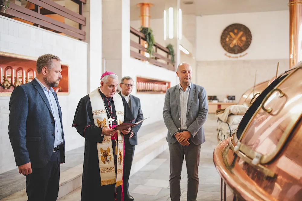 Biskup tradičně požehnal várce ležáku z Budvaru. Lahev poputuje i papežovi do Vatikánu