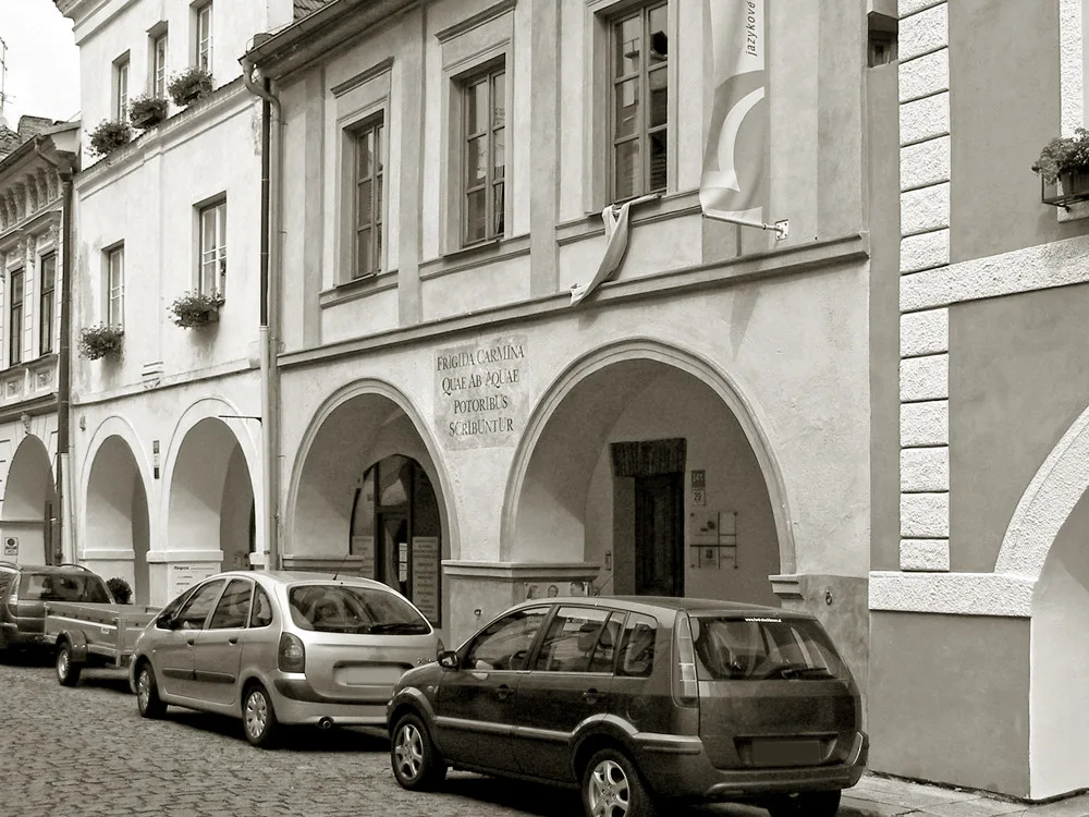 Dům v České 29, na kterém je chronogram z roku 1725 se zvláštním vzkazem.