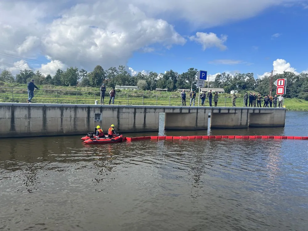 Únik nafty do vody nebo vůz na dně přístaviště. Povodí Vltavy cvičilo v Českém Vrbném