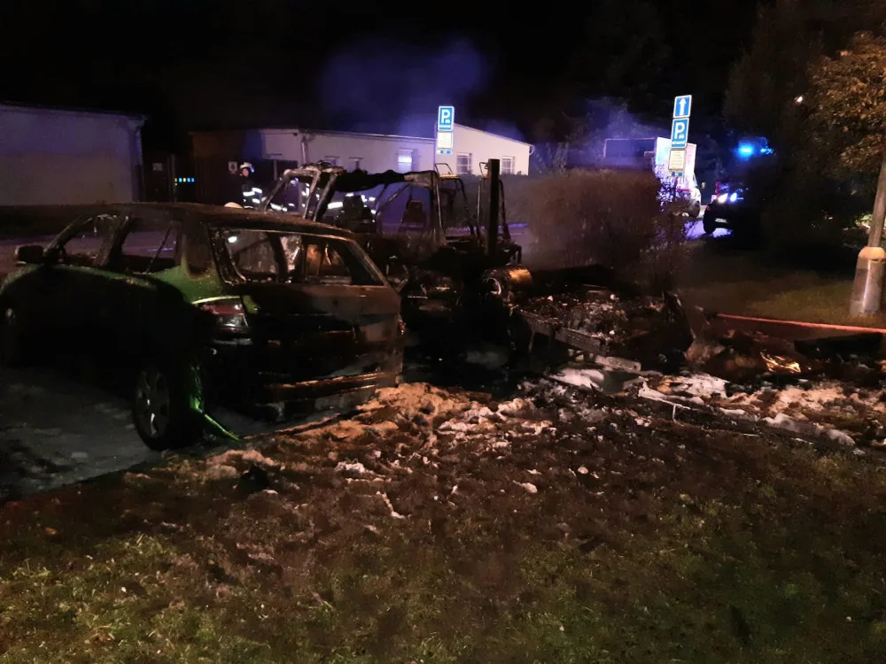 Zaparkovaný obytný vůz zachvátil požár. Explodovala v něm propanbutanová lahev