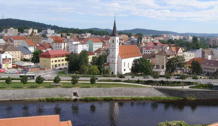 Strakonice začaly stavět nafukovací halu nad venkovním bazénem