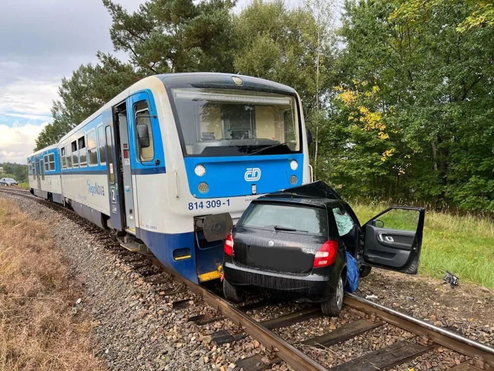 Střet vlaku s autem u Blatné.