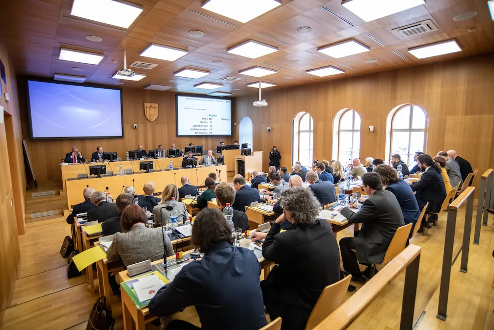 VOLBY 2022: Kopírování vládní koalice pokračuje. ODS se domluvila na společném postupu s Piráty