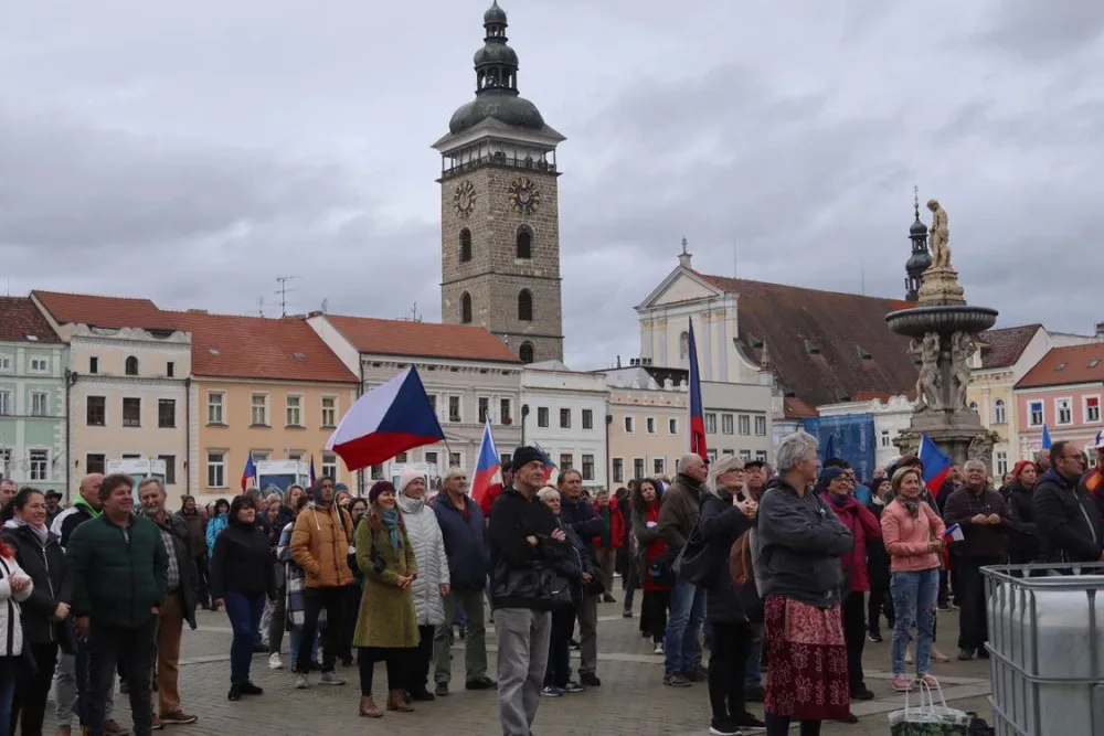 Demonstrovalo se také v Českých Budějovicích, přišlo zhruba 500 lidí