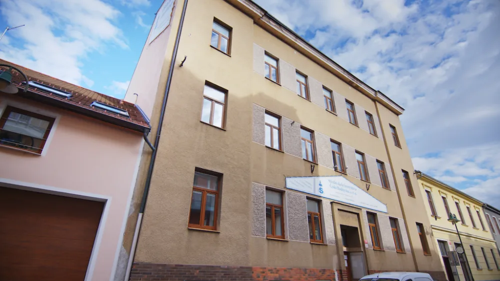 Škola se v roce 2000 přestěhovala do Jeronýmovy ulice.