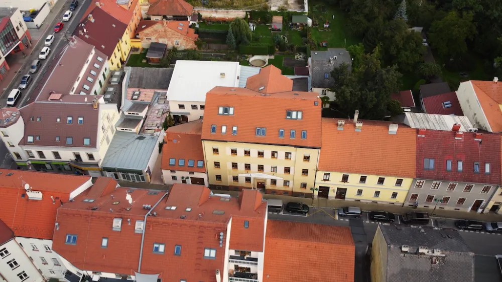 Škola se v roce 2000 přestěhovala do Jeronýmovy ulice.