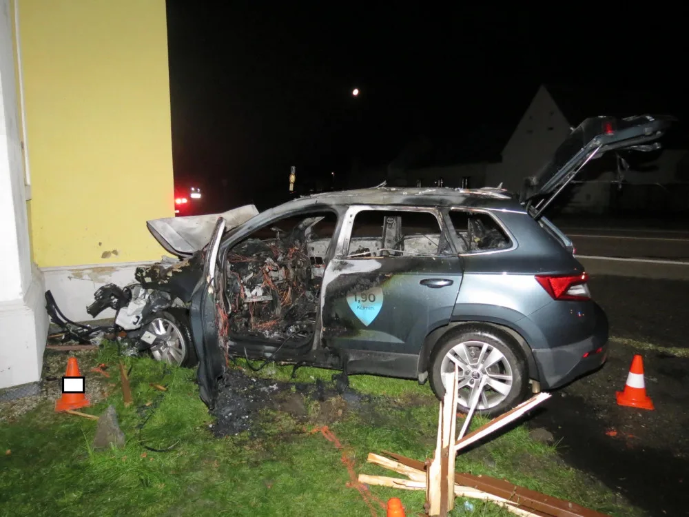 Řidiče z havarovaného auta zachránil policista v civilu. Za svůj čin získal ocenění
