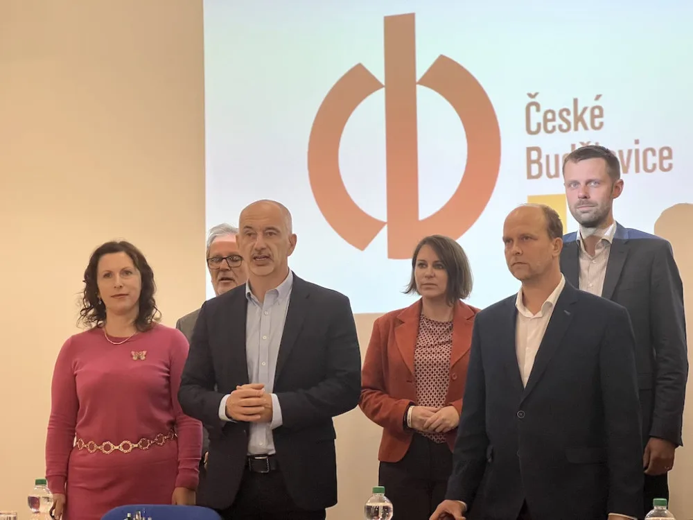 Zleva: Dagmar Škodová Parmová (ODS), Svatomír Mlčoch (Piráti), Martin Kuba (ODS), Zuzana Kudláčková (Piráti), Tomáš Bouzek (TOP 09), Šimon Heller (KDU-ČSL).