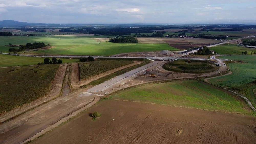 FOTO: Pokračuje výstavba dálnice, která spojí Česko s Rakouskem