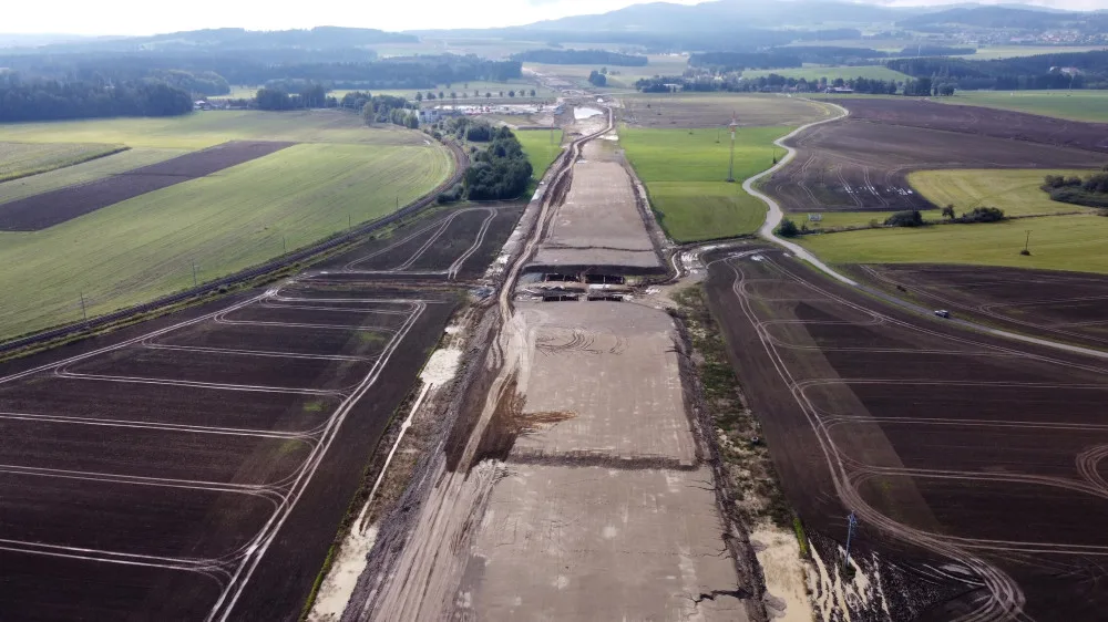 FOTO: Pokračuje výstavba dálnice, která spojí Česko s Rakouskem