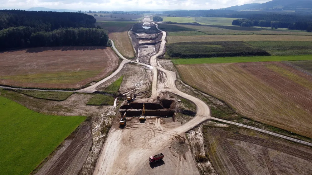 FOTO: Pokračuje výstavba dálnice, která spojí Česko s Rakouskem