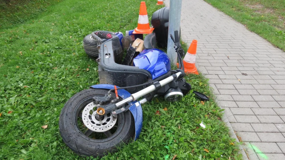 Opilý muž narazil na skútru do veřejného osvětlení. Měl zákaz řízení