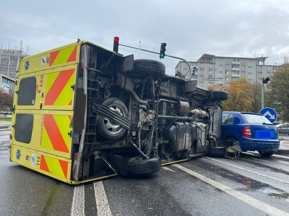 Po střetu s osobním autem zůstala sanitka na boku. Tři lidé se zranili