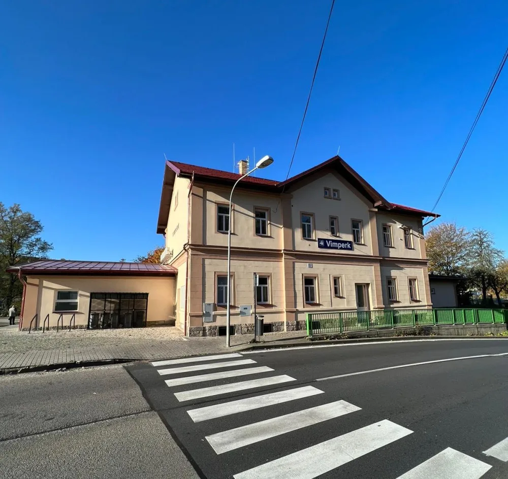 Výpravní budova ve Vimperku nabízí po opravě moderní zázemí pro cestující.