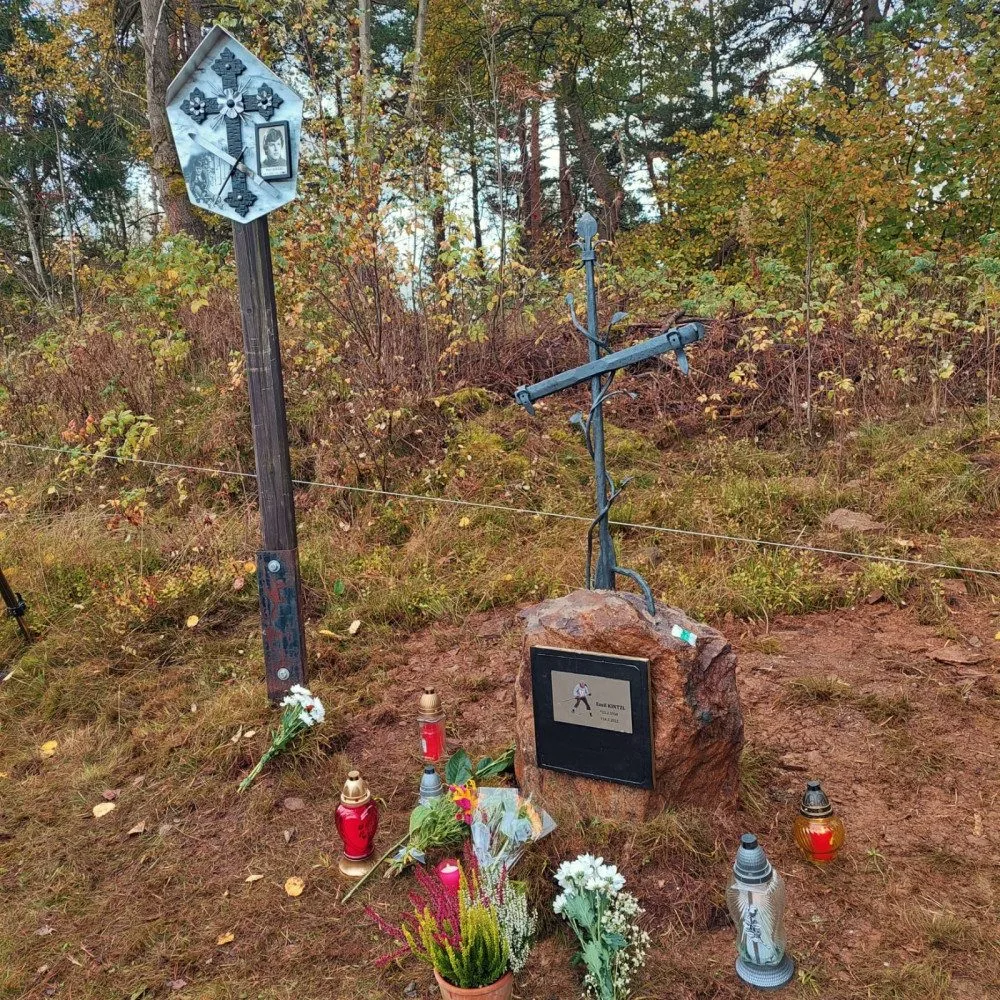 Památku tragicky zesnulého slavného Šumaváka Emila Kintzla připomíná pamětní kříž v Kašperských Horách. Stojí hned vedle křížku jeho syna Petra.
