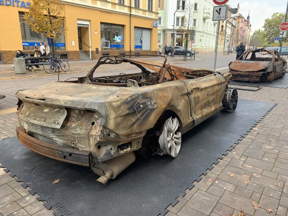 Každý automobil má svůj vlastní příběh, který se rozehraje po stisknutí tlačítka přímo na automobilu.