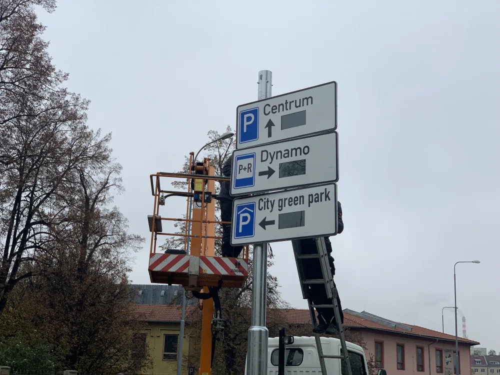 O volných místech na parkovištích budou informovat nové značky.