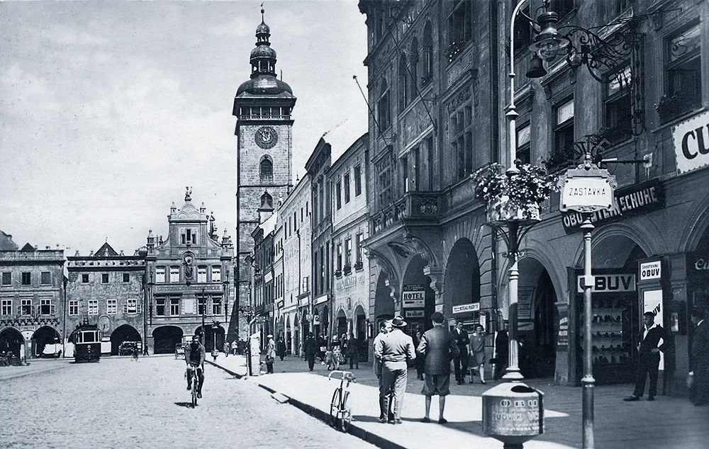 Náměstí s Černou věží kolem roku 1930.