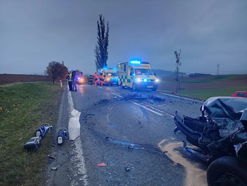 Vážná nehoda uzavřela silnici na trase Strakonice - Vodňany. Jeden člověk zemřel