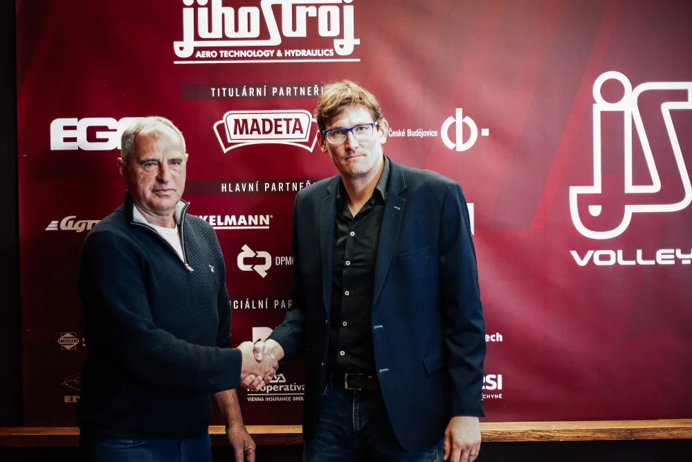Zleva: prezident klubu Jan Diviš a nový trenér A týmu Vojtěch Zach.