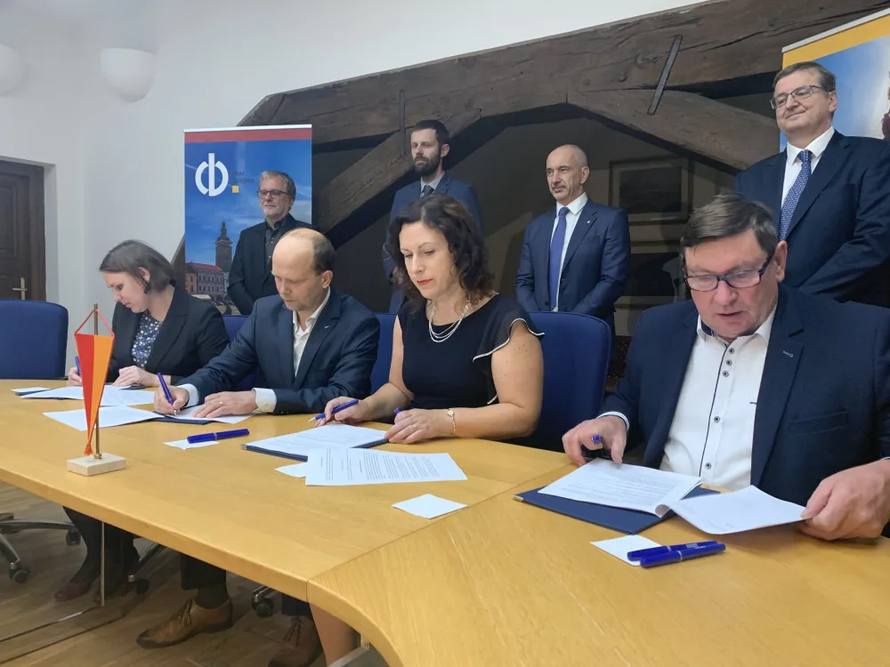 Koaliční smlouvu podepisují zleva: Zuzana Kudláčková (Piráti), Tomáš Bouzek (TOP 09), Dagmar Škodová Parmová (ODS) a Pavel Hroch (Jihočeši 2012).