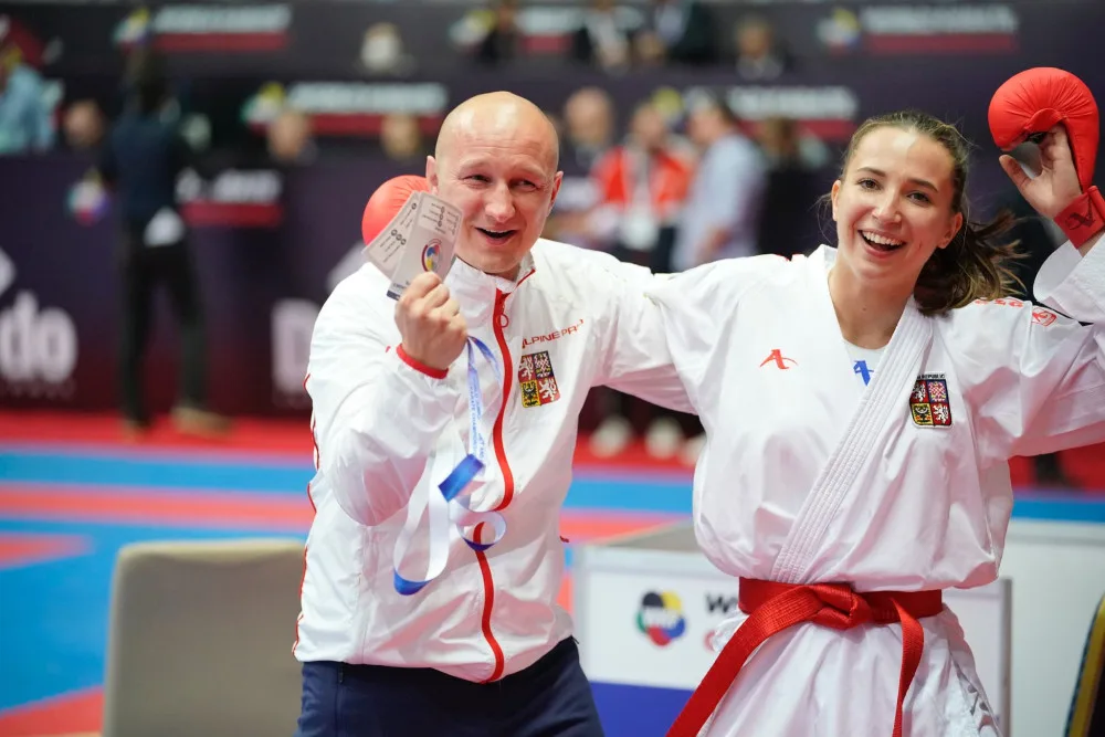 Karatistka Martina Šáchová a trenér Miroslav Hýsek.