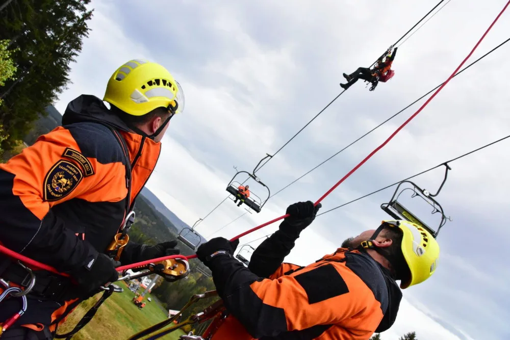 Hasiči na Zadově cvičili záchranu 16 lidí z lanovky