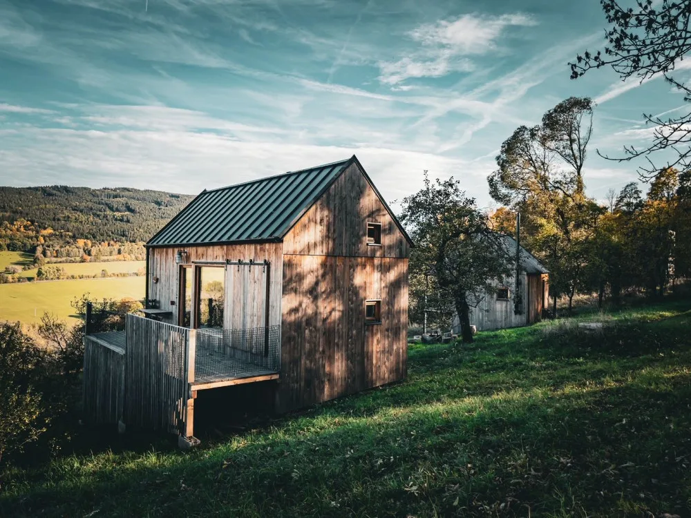 Slavné šumavské Tři domky vybudoval pražský kavárník, tyto tiny house zbožňují Češi i zahraniční návštěvníci