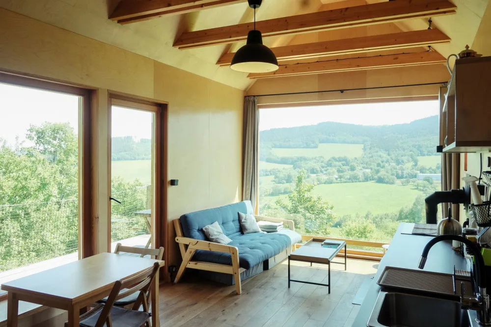 Slavné šumavské Tři domky vybudoval pražský kavárník, tyto tiny house zbožňují Češi i zahraniční návštěvníci