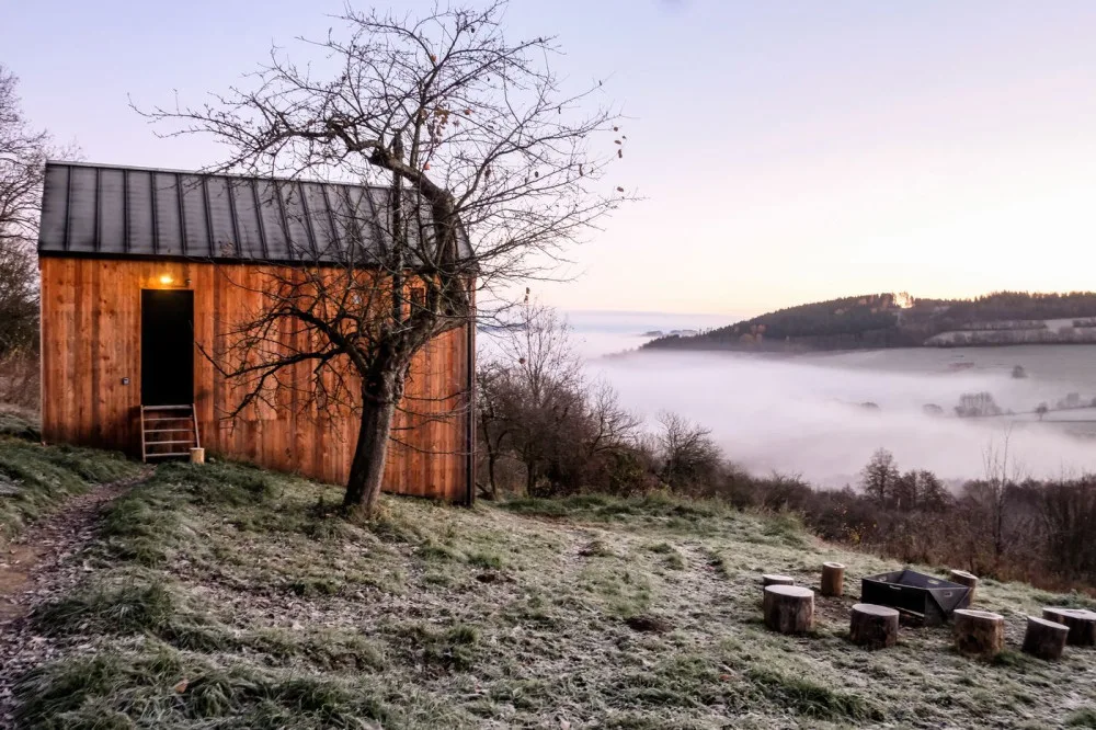 Slavné šumavské Tři domky vybudoval pražský kavárník, tyto tiny house zbožňují Češi i zahraniční návštěvníci