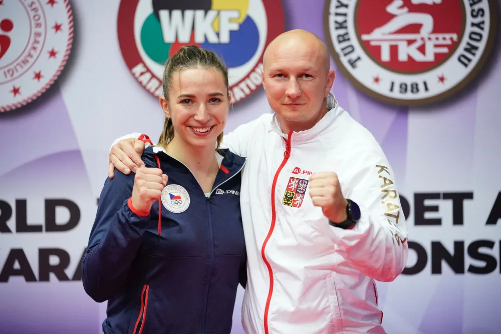 Karatistka Martina Šáchová a trenér Miroslav Hýsek.