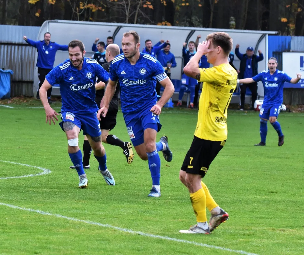 Fotbalisté Katovic slaví gól.