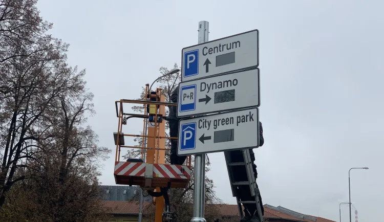 Instalace značek v Mánesově ulici.