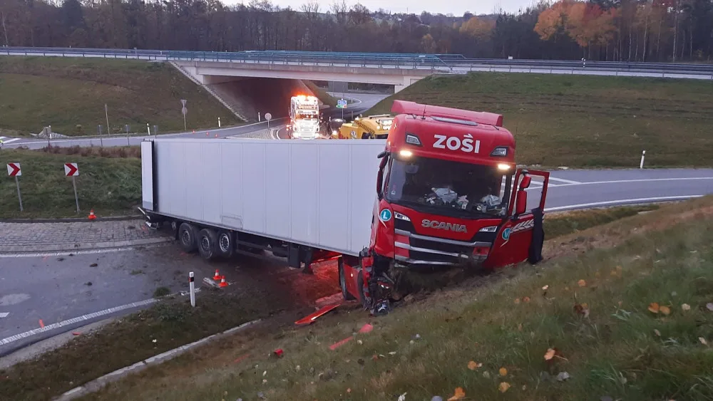 Řidič kamionu nezvládl u D3 jízdu kruhovým objezdem. Nadýchal přes přes dvě a půl promile