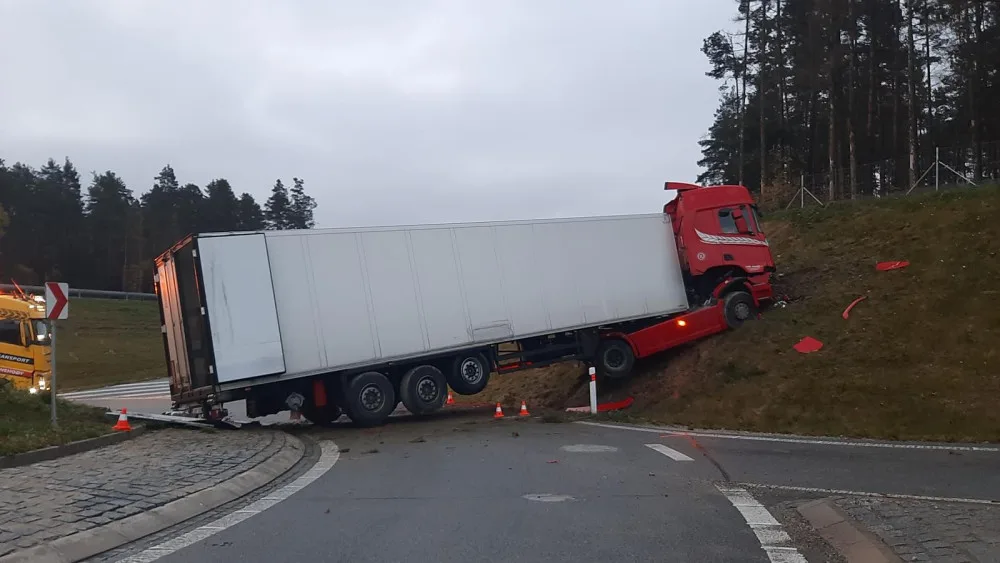 Řidič kamionu nezvládl u D3 jízdu kruhovým objezdem. Nadýchal přes přes dvě a půl promile