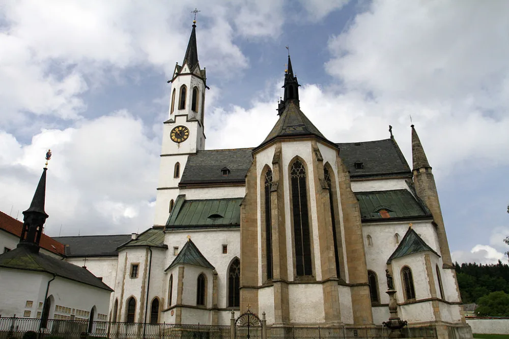 Vědci našli v rožmberské hrobce snubní prsten Petra Voka a Kateřiny z Ludanic