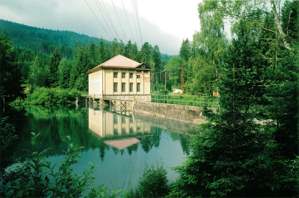 size4-16676725865261-231-stavbu-nejstarsi-precerpavaci-elektrarny-na-cernem-jezere-doprovazely-tragicke-nehody