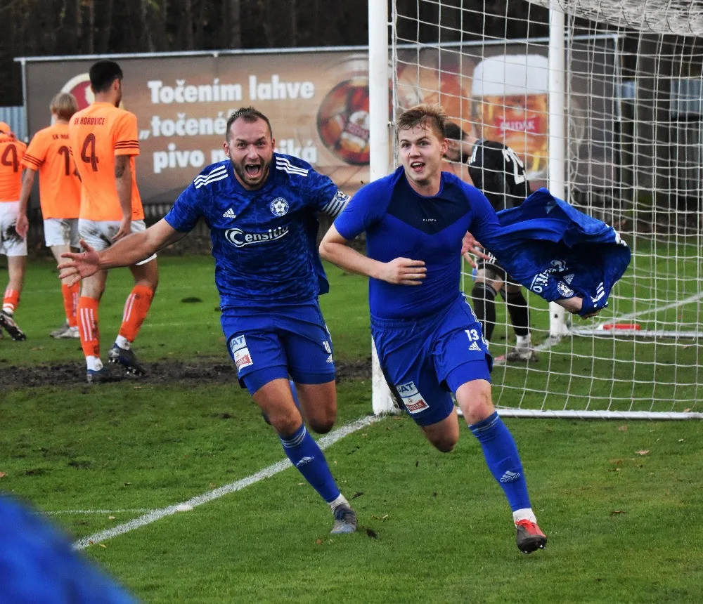 Fotbalisté Katovic slaví vítěznou branku v utkání s Hořovicemi.