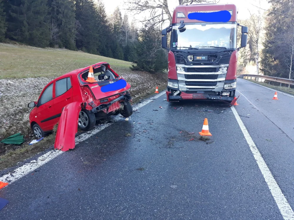 Řidič osobního auta nepřežil nehodu na Prachaticku