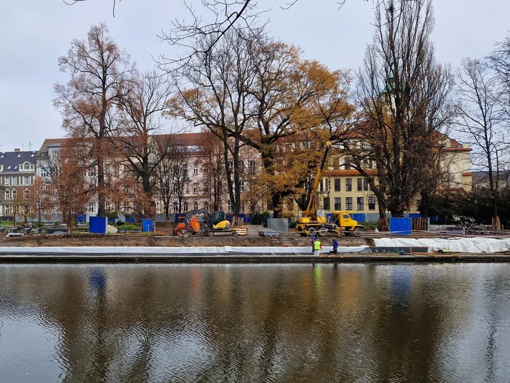 Park Dukelská se nachází na břehu řeky Malše.