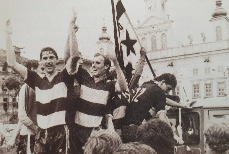 Snímek z oslav postupu do nejvyšší soutěže v roce 1985.
