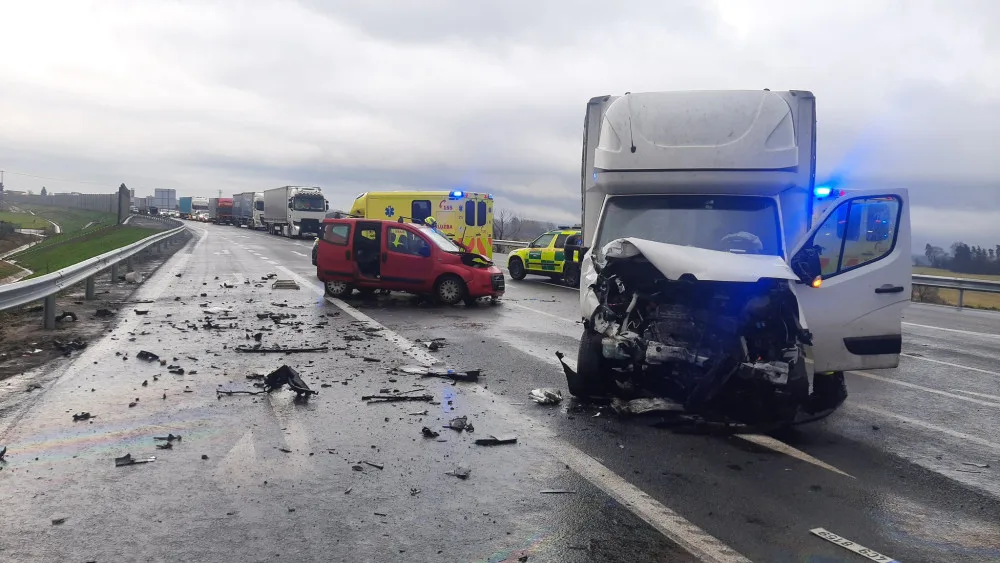Na obchvatu Chýnova došlo k vážné nehodě, zraněného řidiče si převzali zdravotníci